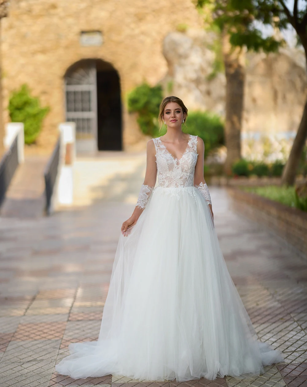 2025 V Neck Wedding Dresses Lace Appliques Illusion Tulle Backless Bridal Gown Detachable Sleeves Brides Dresses Customized