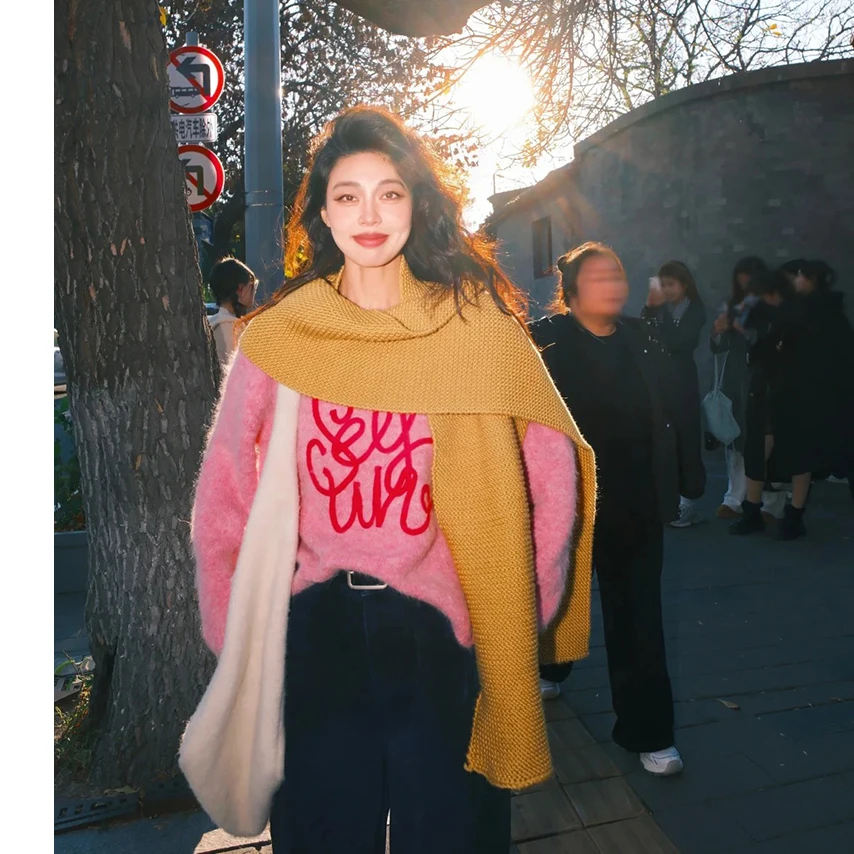 ชุดเซ็ตเสื้อสเวตเตอร์ไหมพรมสีชมพูถักลายตัวอักษรแบบถักเปีย พร้อมกระโปรงทรงเอสวีทีเอ็นสำหรับผู้หญิง ให้ลุคดูอ่อนหวานและขาวกระจ่างใส