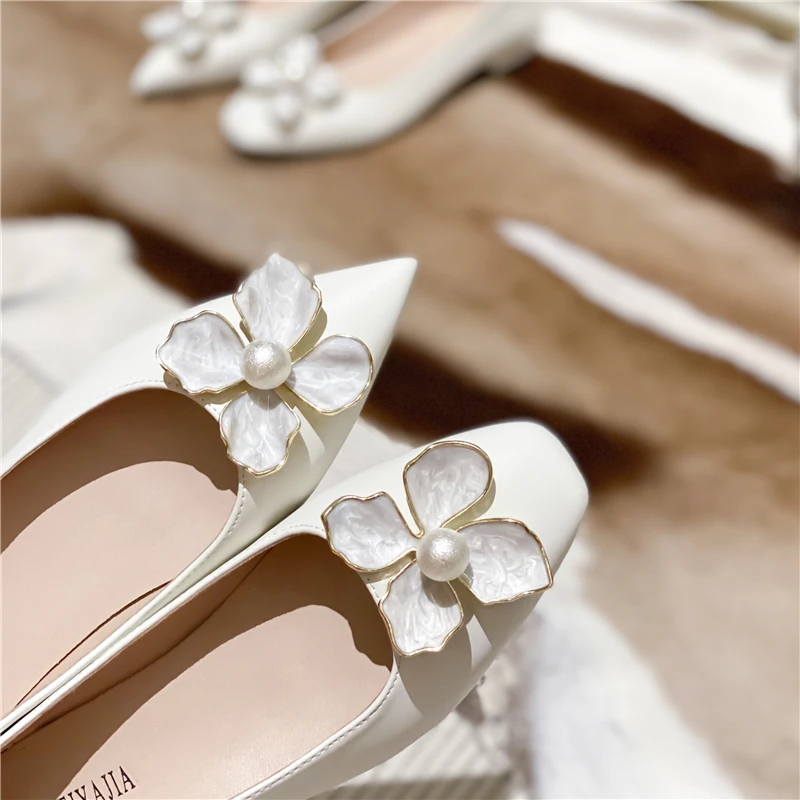 Women Flats with Flower Daily Casual Flat Shoes for Girls White Wedding Shoes 31-46 Large Size Soft Sole Pointed Head Slip On