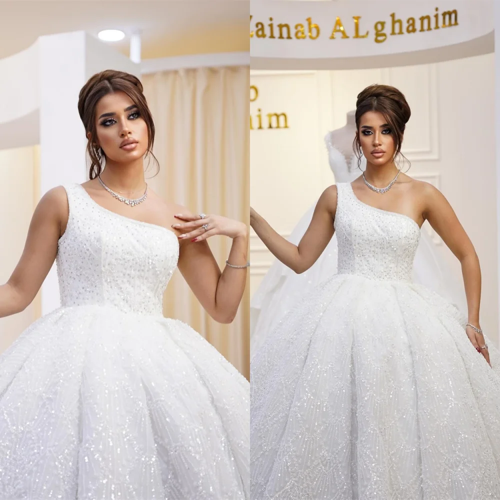 사용자 정의 절묘한 흰색 Organza 웨딩 드레스 고품질 Strapless 한 어깨 민소매 채플 트레인 신부 가운