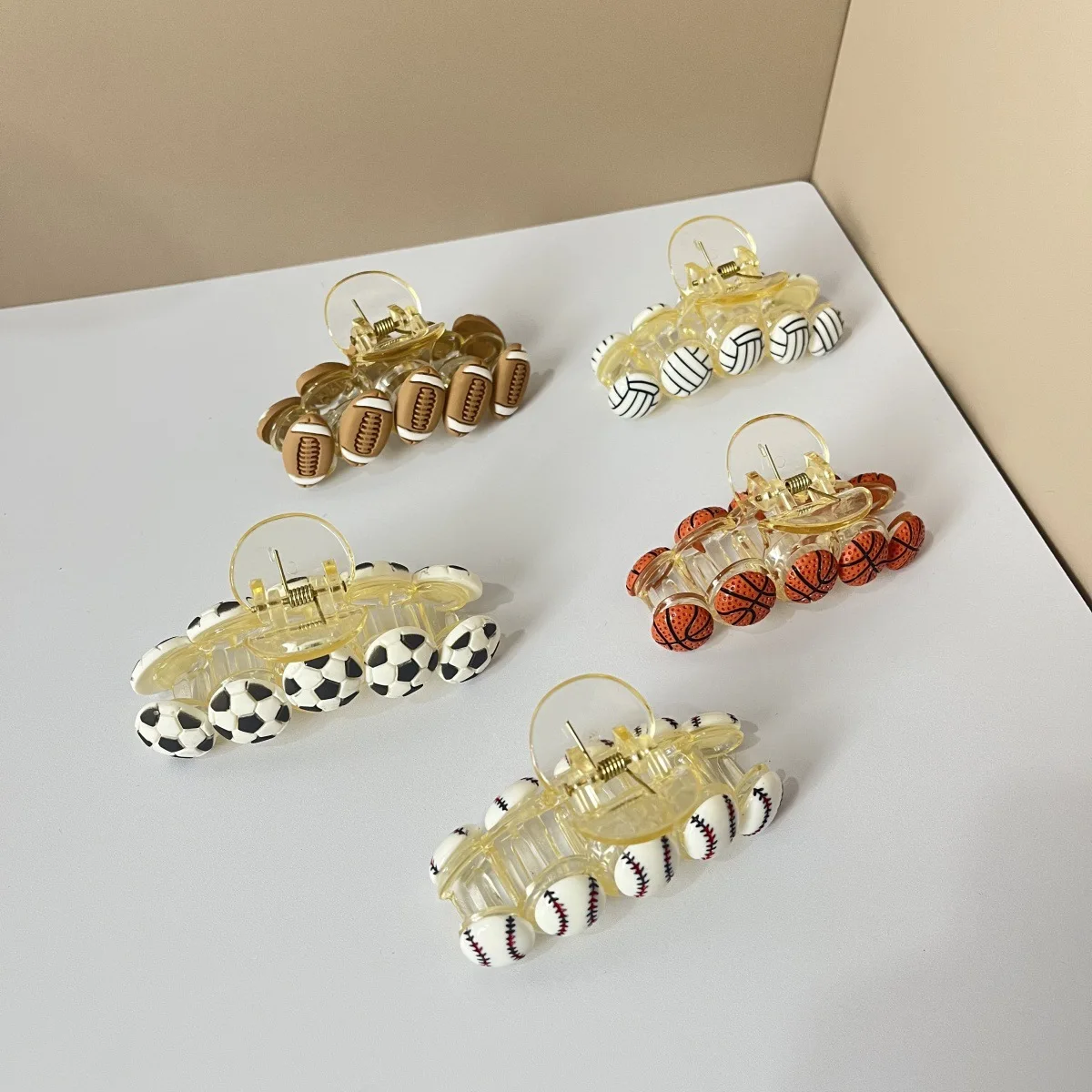 

Модные аксессуары для волос 2026: дизайнерские заколки-крабы для женщин