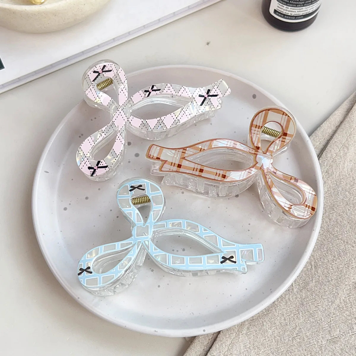 New three-dimensional bow grab clip, versatile shark clip, giant grab hairpin on the back of the head, small fresh plaid hair accessories.