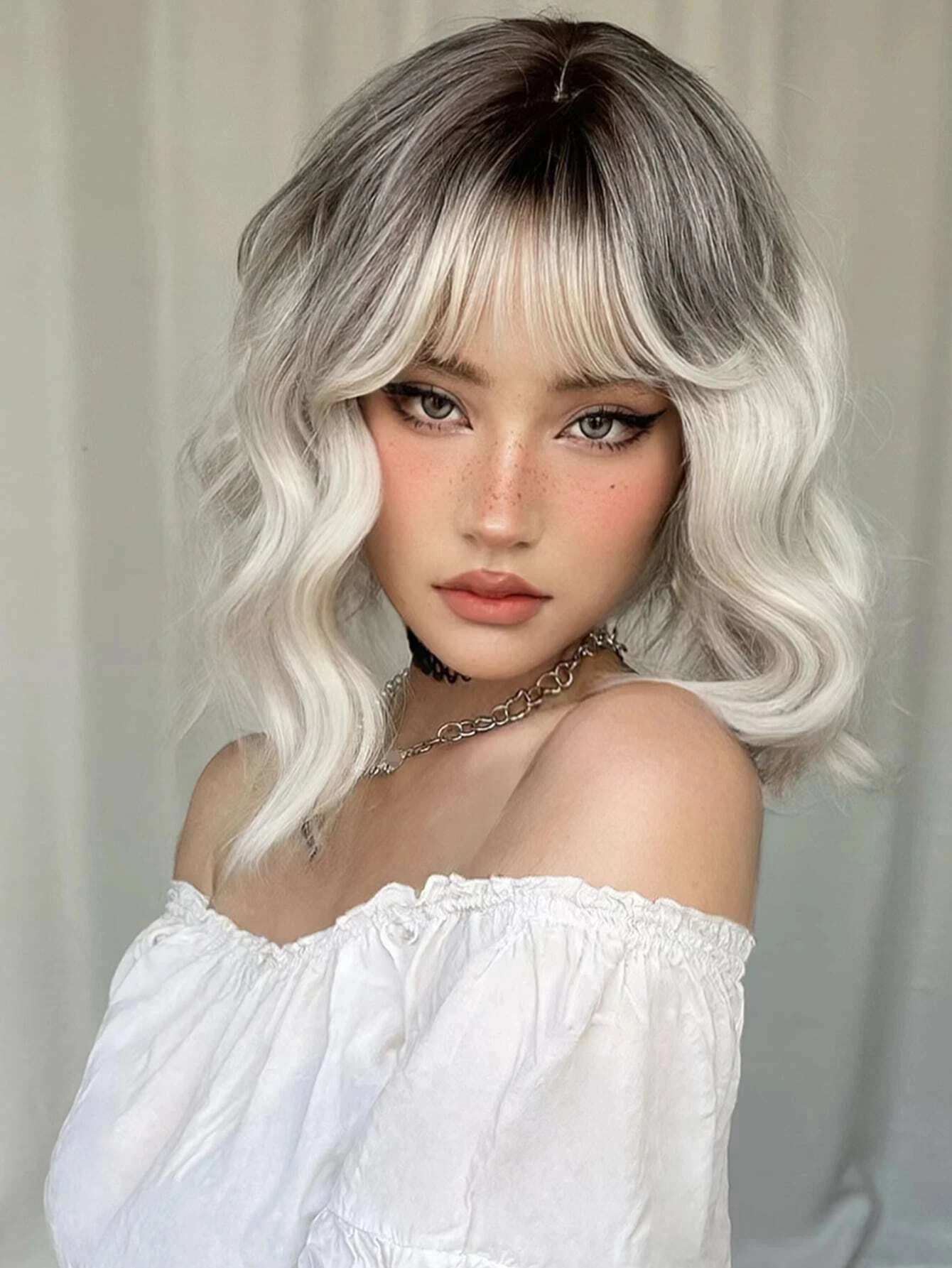 Ombre blond brązowy syntetyczne krótkie falisty peruki z grzywką platynowy Bob Cosplay Halloween Lolita peruki dla kobiet odporne na ciepło