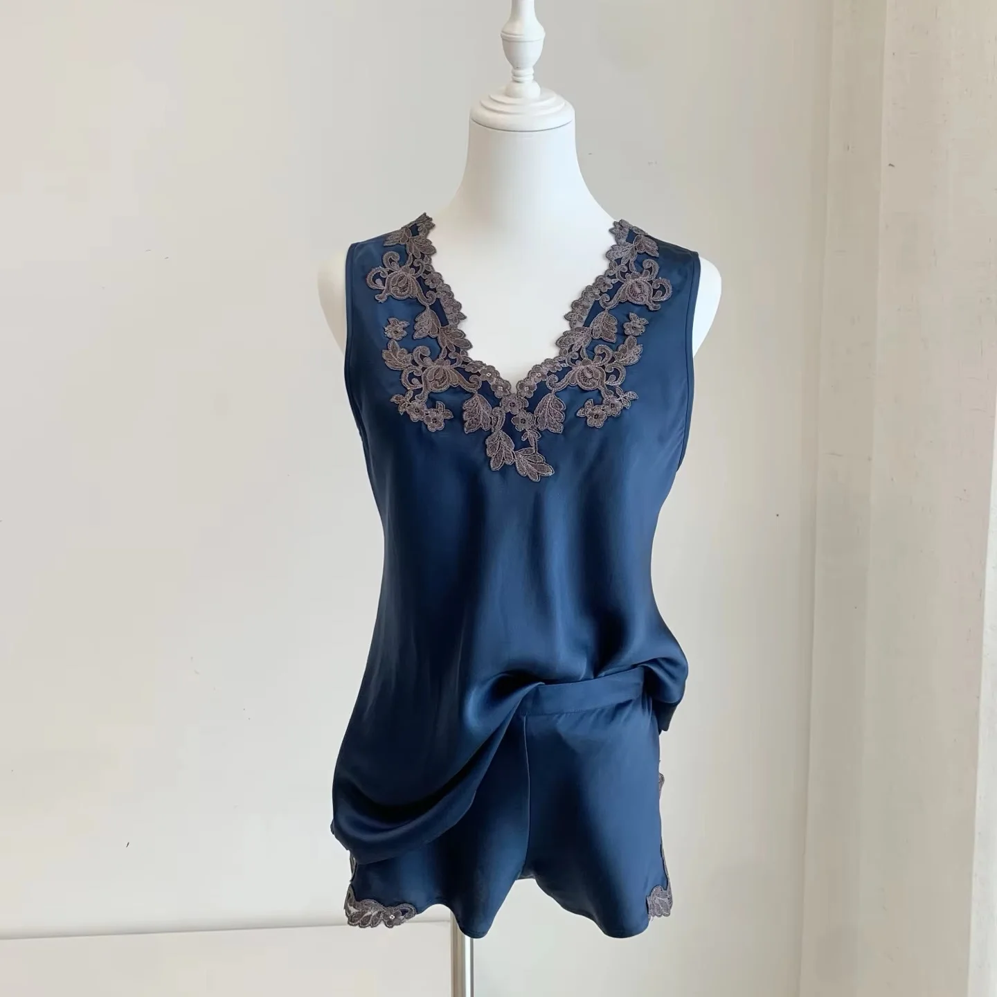 

Женский шелковый комплект с вышивкой: сексуальный атласный топ без рукавов с V-образным вырезом + шорты с высокой талией и эластичным поясом