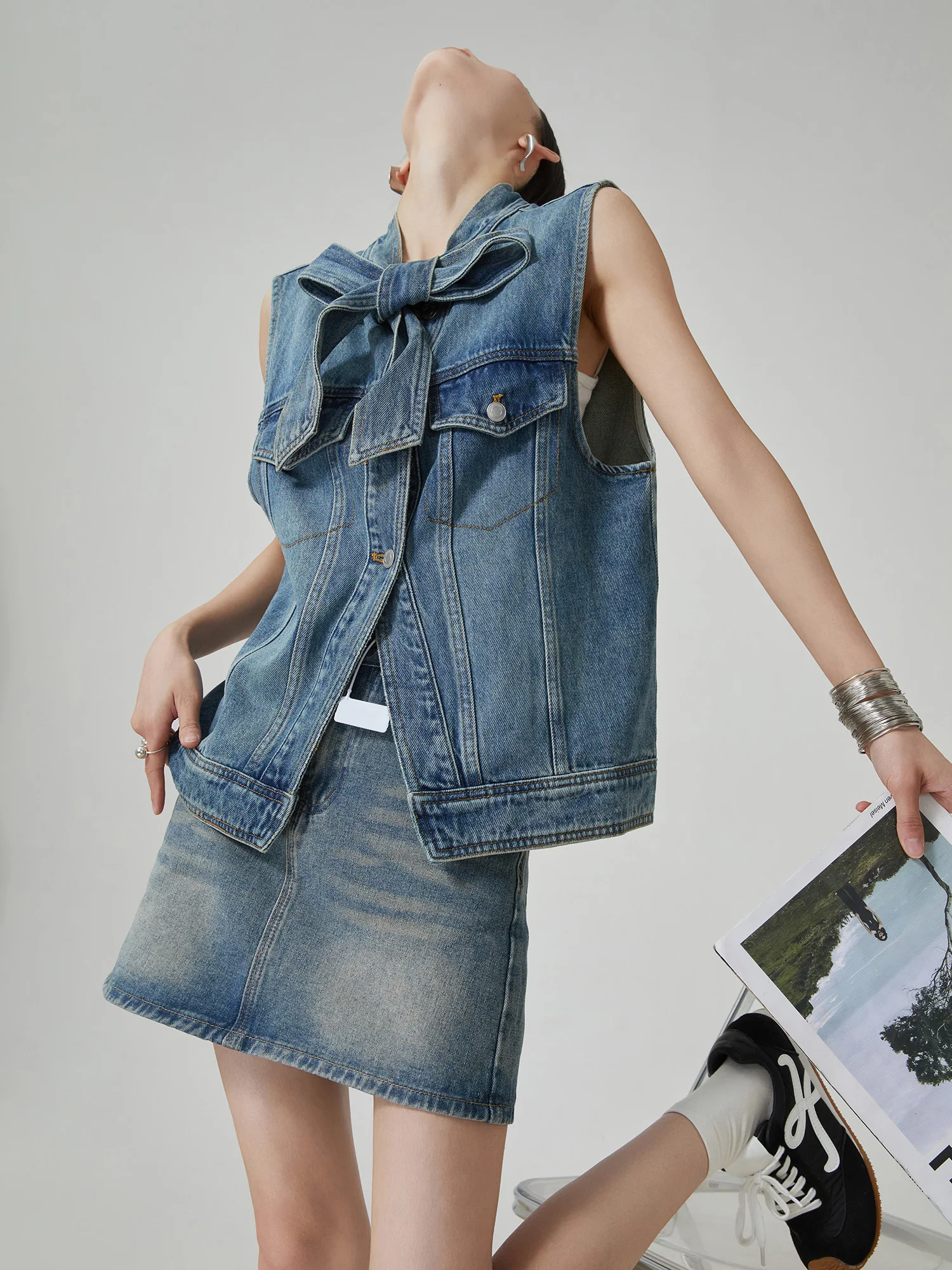 

Комплект из денима без рукавов в ретро-стиле, лето 2026, новый дизайн, шорты с высокой талией, комплект из двух предметов, повседневный свободный крой, нейтральный стиль