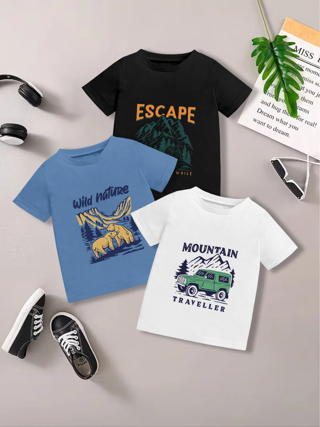 

3 предмета: летняя повседневная футболка для мальчиков с графическим принтом: мультяшный внедорожник, полярный медведь, горы.