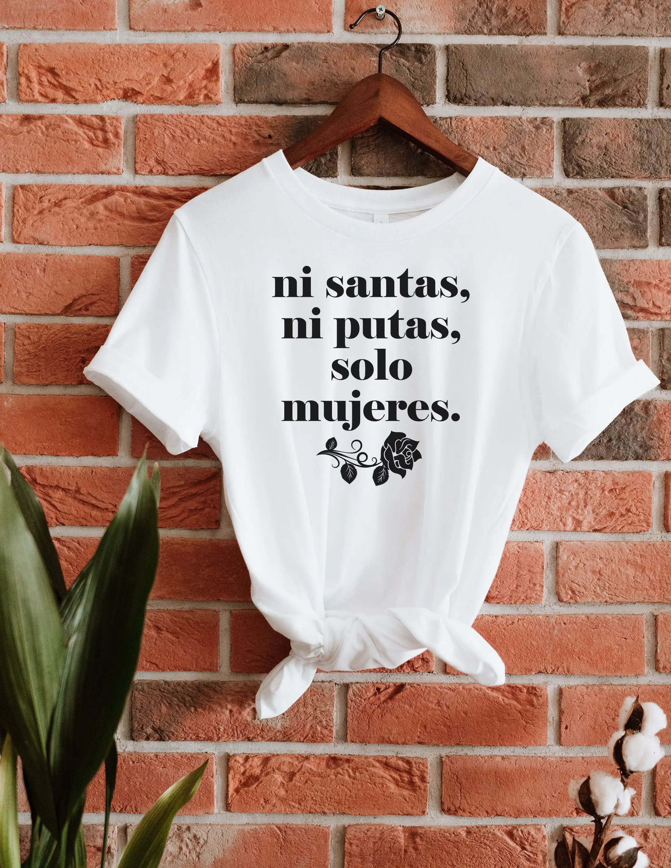 تي شيرت Ni santas putas Solo mujeres Latina AF تي شيرت نسائي مكسيكي تشيكانا مورينا إسباني