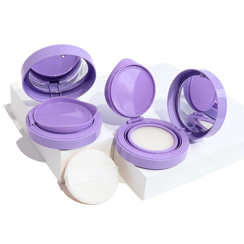 Fioletowy podkład w płynie w puszce DIY, pusta puszka z gąbeczką i lusterkiem, pojemnik na krem BB, kosmetyczka z gąbką do makijażu.