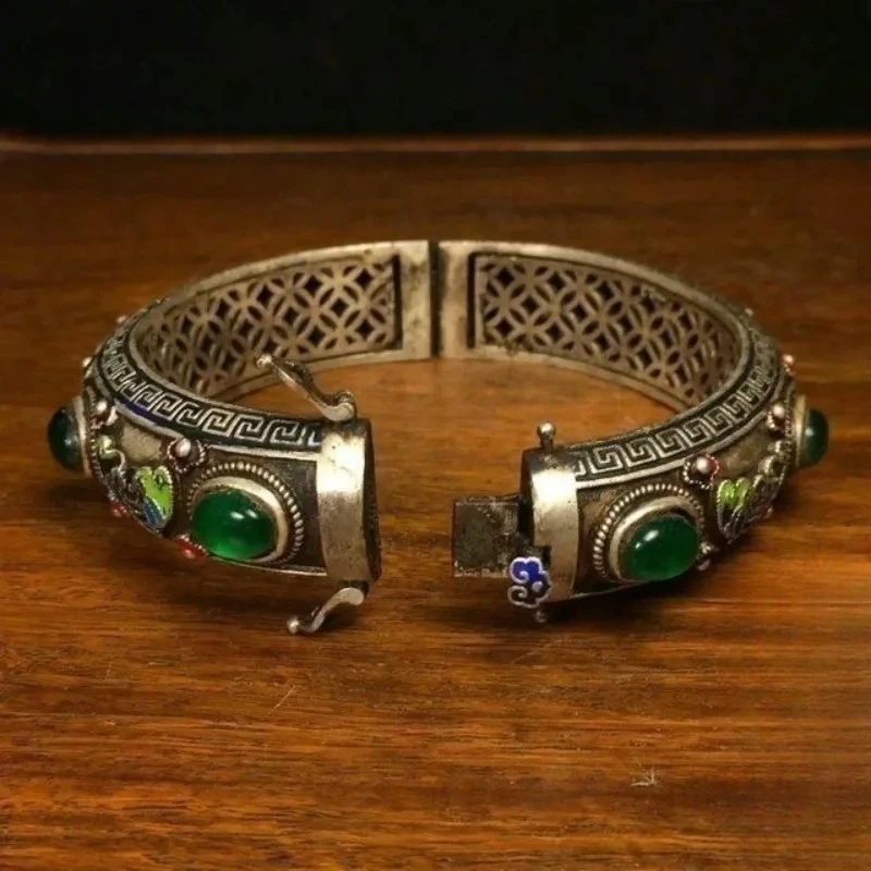 nouveau-bracelet-ouvert-de-style-tibetain-couleur-argentee-avec-un-motif-ajoure-et-une-pierre-precieuse-verte-incrustee-style-tribal-retro-bijou-de-poignet-unisexe-accessoire-de-mode