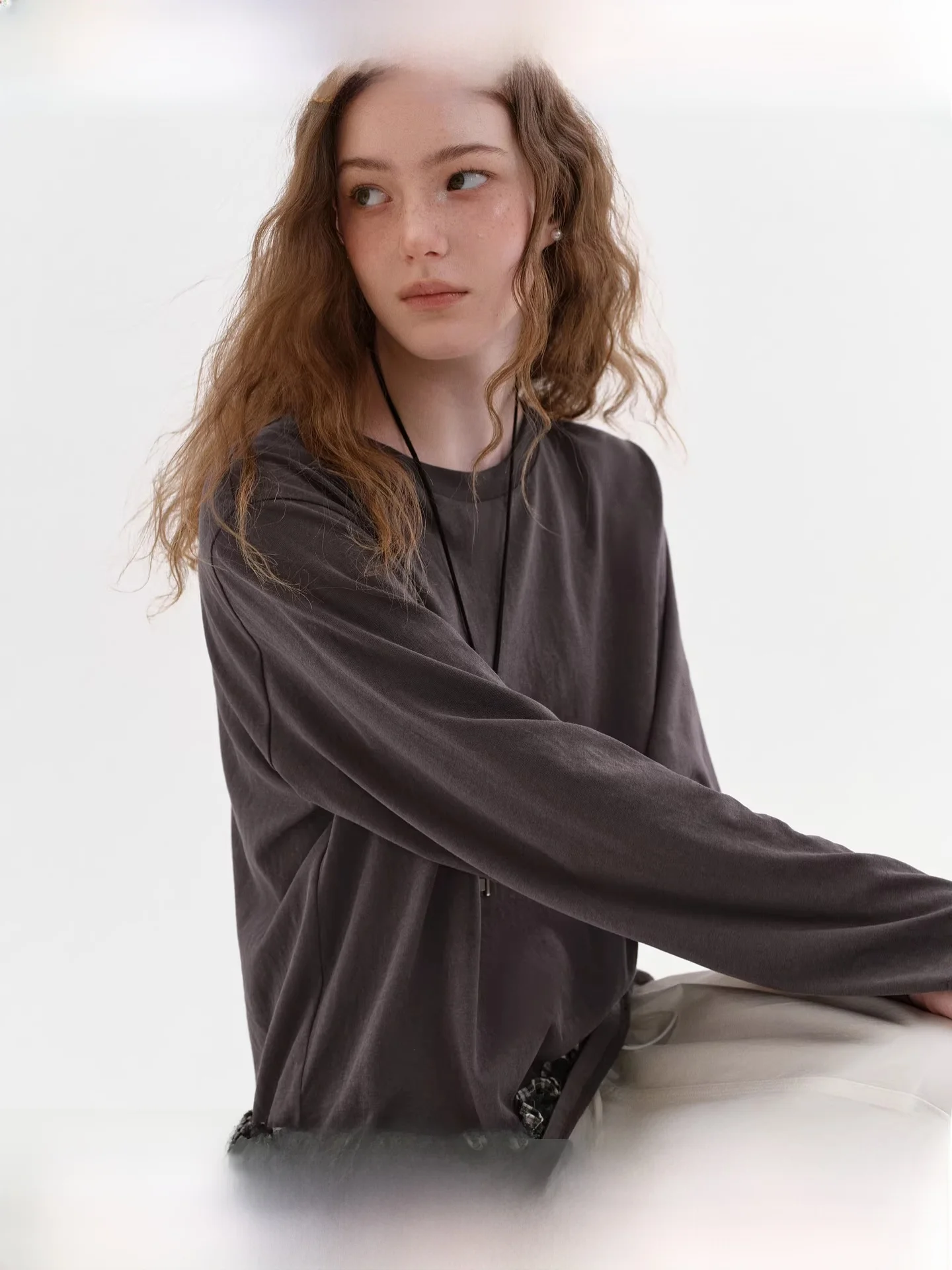 

Женская футболка Fano Spring 2026 свободного кроя с длинным рукавом, круглым вырезом, цветочным декором, удобная, для повседневной носки, из смесового хлопка