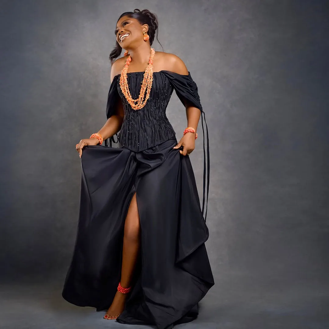 

Elegant Black Sequins Satin Slit Evening Gowns Women Aso Ebi Sexy Off Shoulders Winkled Long Prom Dress Africa 2025 Custom Made