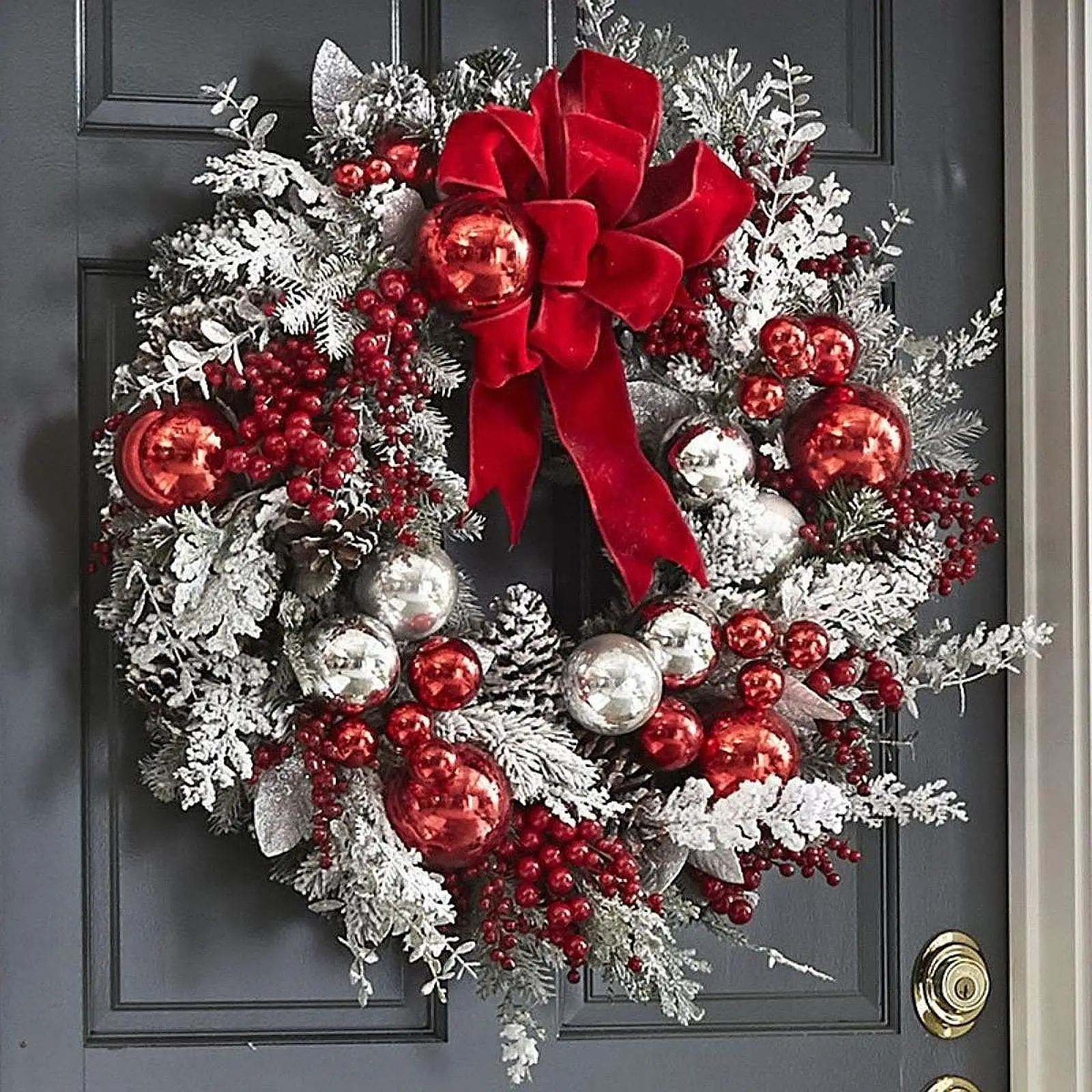 Flocked Christmas Wreath Xmas Gift Winter Wreath Christmas Decoration Artificial Wreath for Farmhouse Office Cafe Hotel Indoor