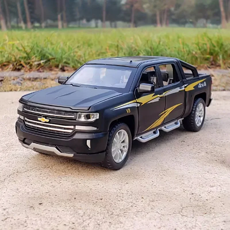 Diecast 1:32 Scale Silverado Pickup Truck Alloy Simulation Car Model Classic Adult Collection Static Display