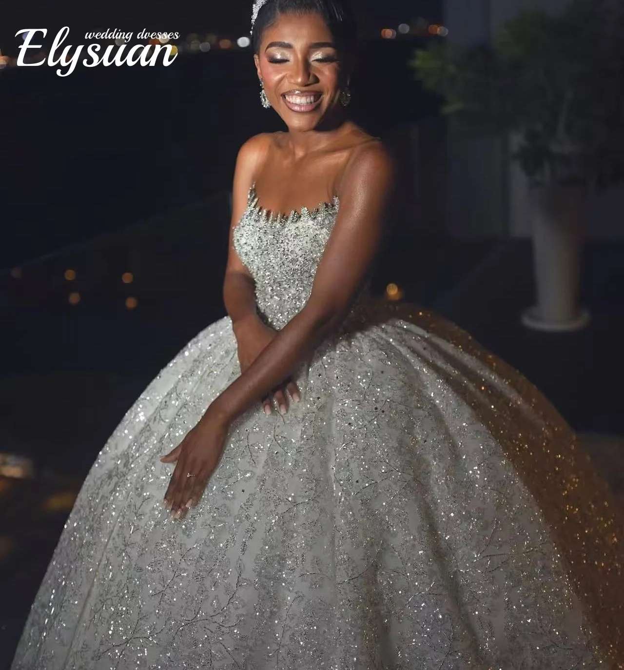 Maßgeschneidertes, verträumtes, exquisites, perlenbesetztes, langes Hochzeitskleid, elegantes, trägerloses, ärmelloses Brautkleid, Ballkleider für die Braut