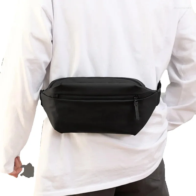 Heuptassen, modetrends voor mannen, telefoontasjes, designer anti-diefstal heuptasjes, luxe merk schoudertasjes, crossbodytasjes, borsttassen_voghion.com