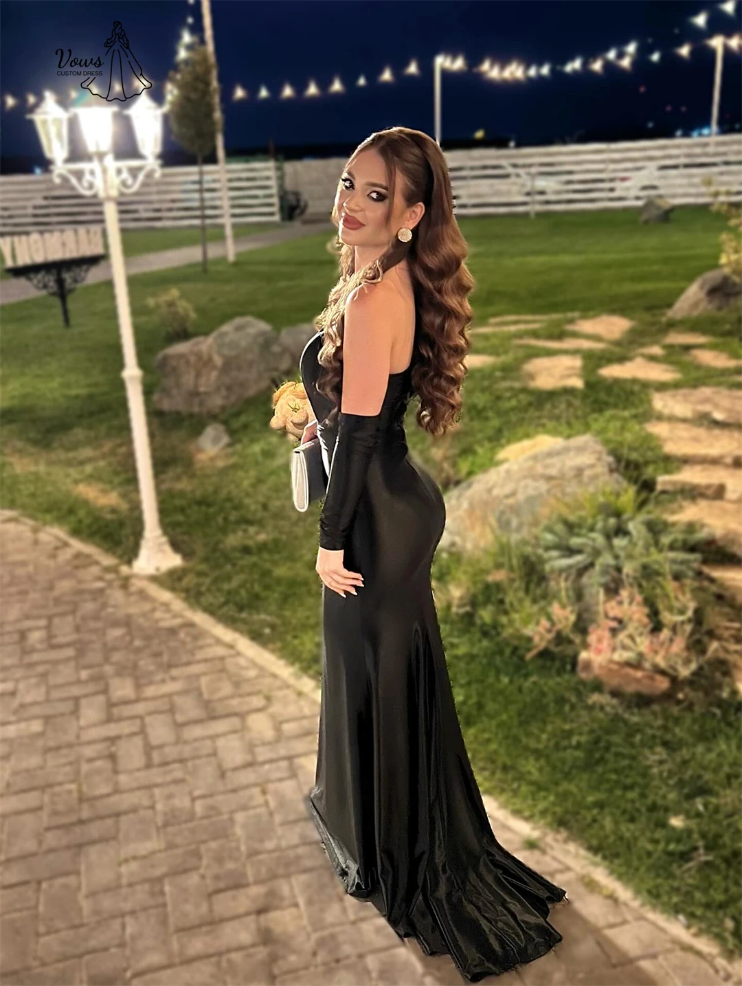 فساتين الحفلات المسائية الأنيقة من قماش الساتان للنساء فساتين لحضور الحفلات الموسيقية 2025 فاخرة مصنوعة حسب الطلب تنورة ذيل السمكة السوداء رداء سهرة