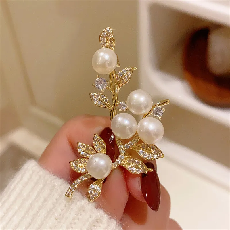 

CC Vintage Brooches Natural Freshwater Pearl Corsage Leaf Shape Elegant Sweater Pins Full of Zirconia Sparkly Scarf Clasp B205