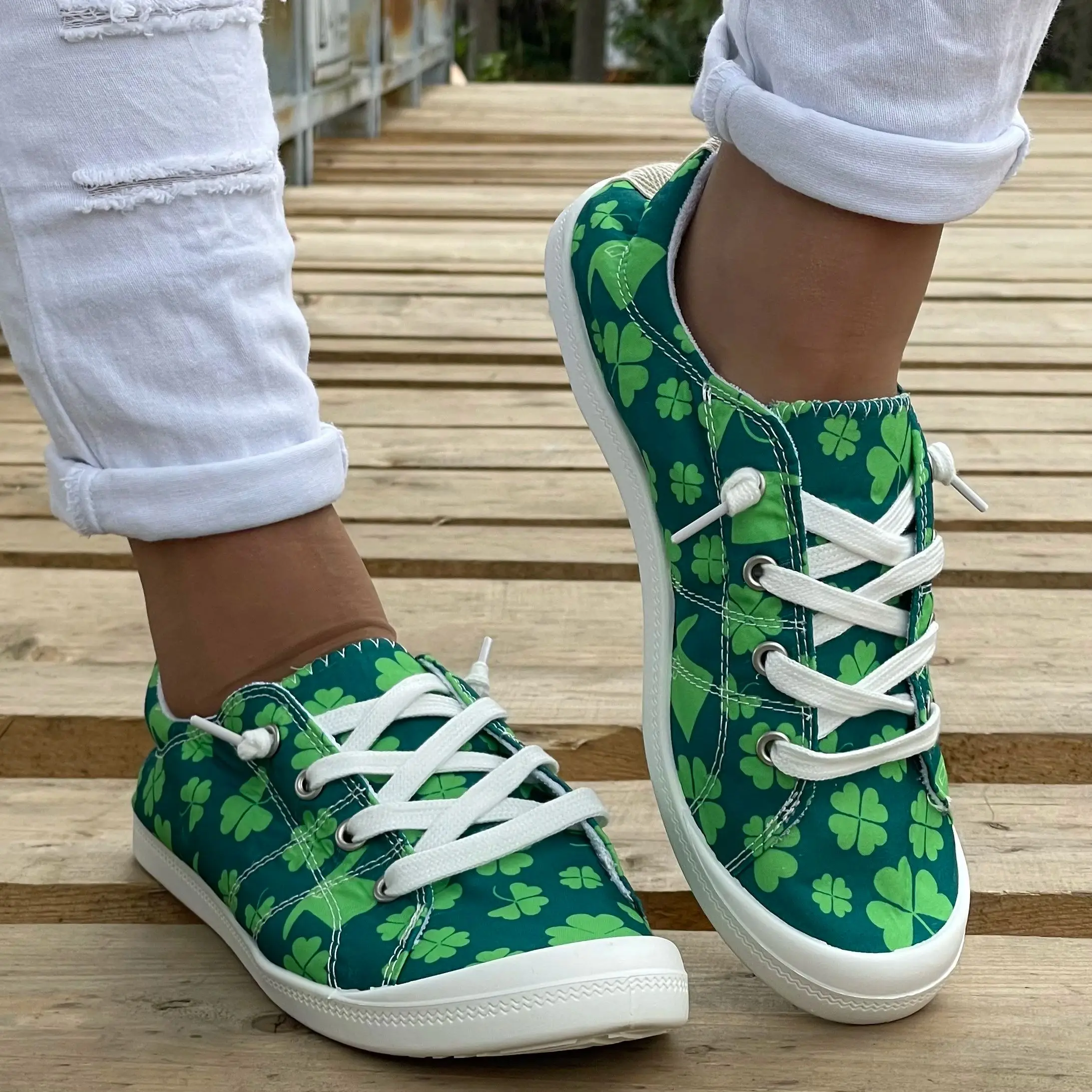 

A Pair of Women's Casual Outdoor Sneakers, Hiking Shoes, Running Shoes, New Spring 2026 Green Four-Leaf Clover Hat Valentine's Day Slip-On Travel Season Fashion Gift Women's Shoes