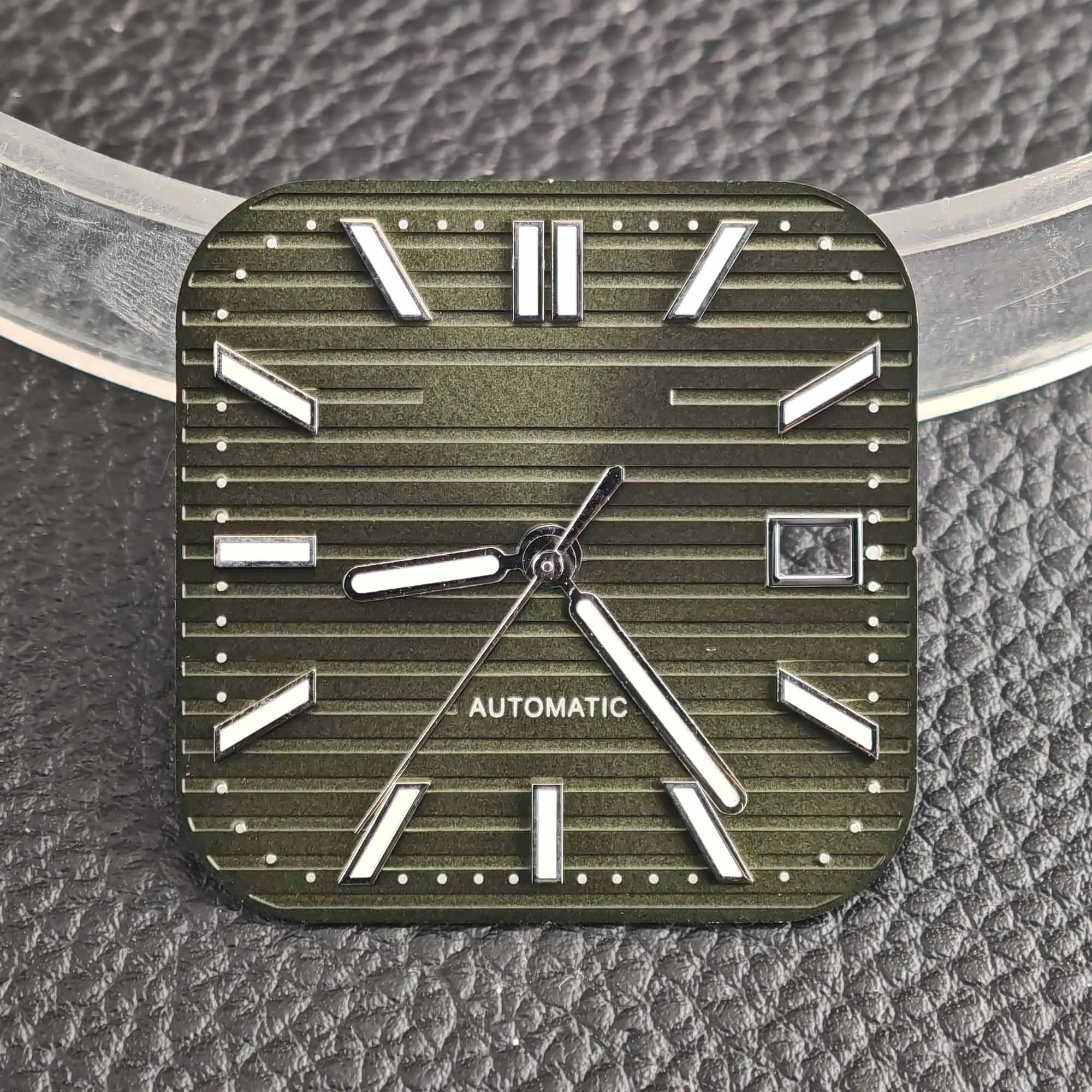 29.5 مللي متر مناسب لقرص الساعة NH35 المربع باللون الأخضر المضيء والمؤشر مناسب لقطع غيار ساعة الحركة NH35