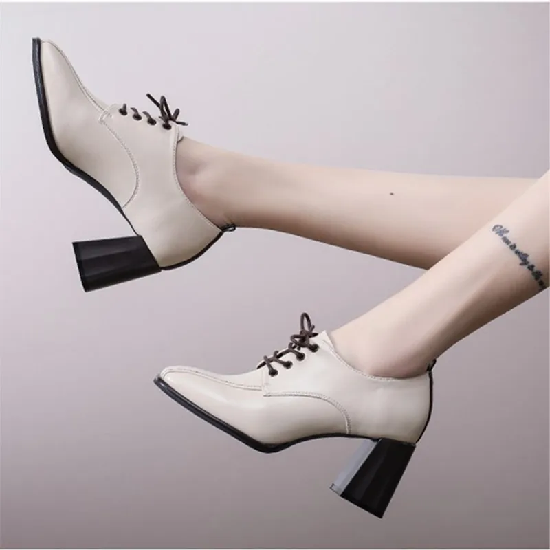 2023 neue High Heels Frauen britischen Stil quadratischen Kopf dicken Absatz kleine Lederschuhe Mode Schnürung tiefen Mund Einzels chuhe