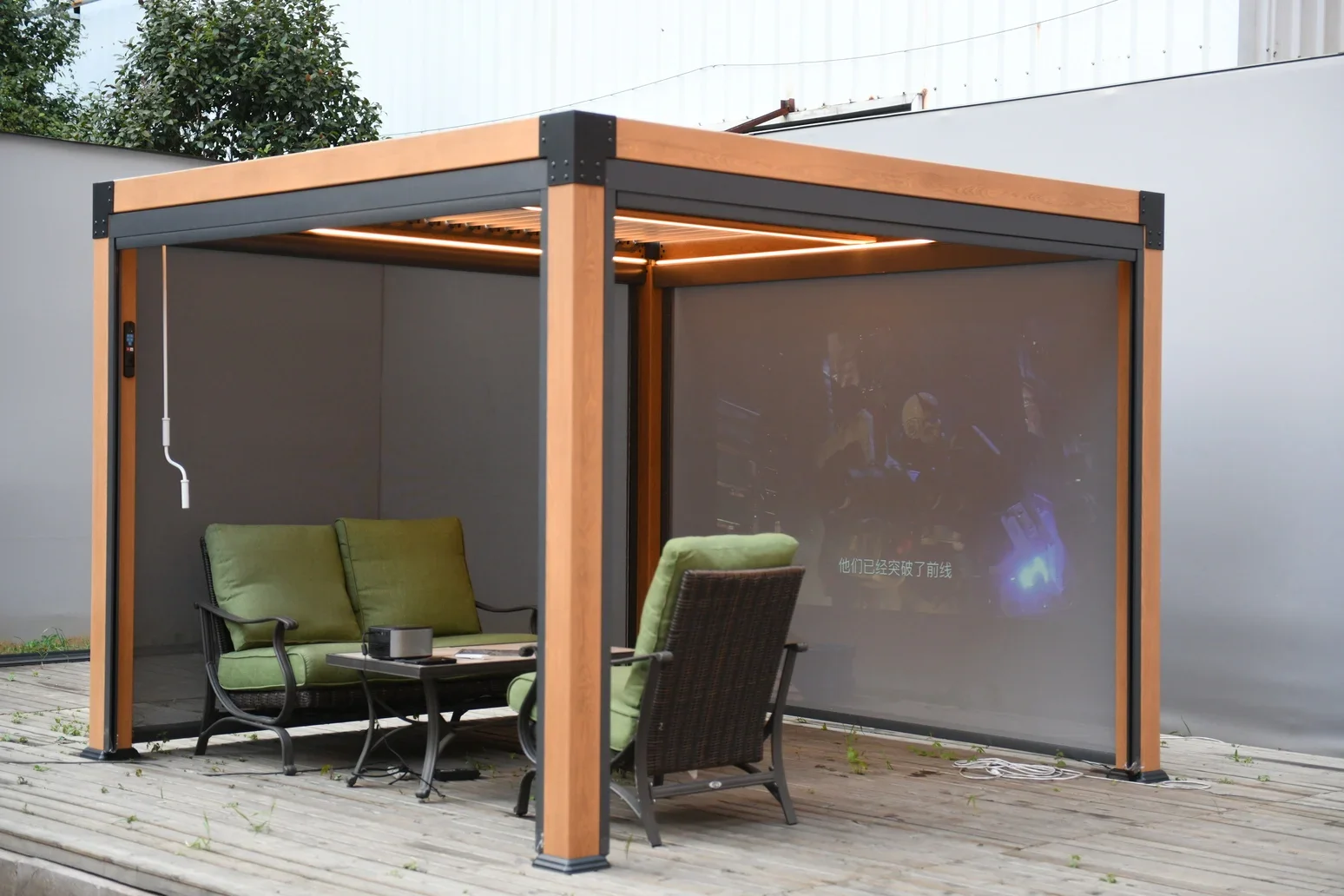 Luxuriöse moderne Outdoor-Pergola aus Aluminium, wasserdichter Lamellendach-Pavillon, vollautomatische einziehbare motorisierte Pergola