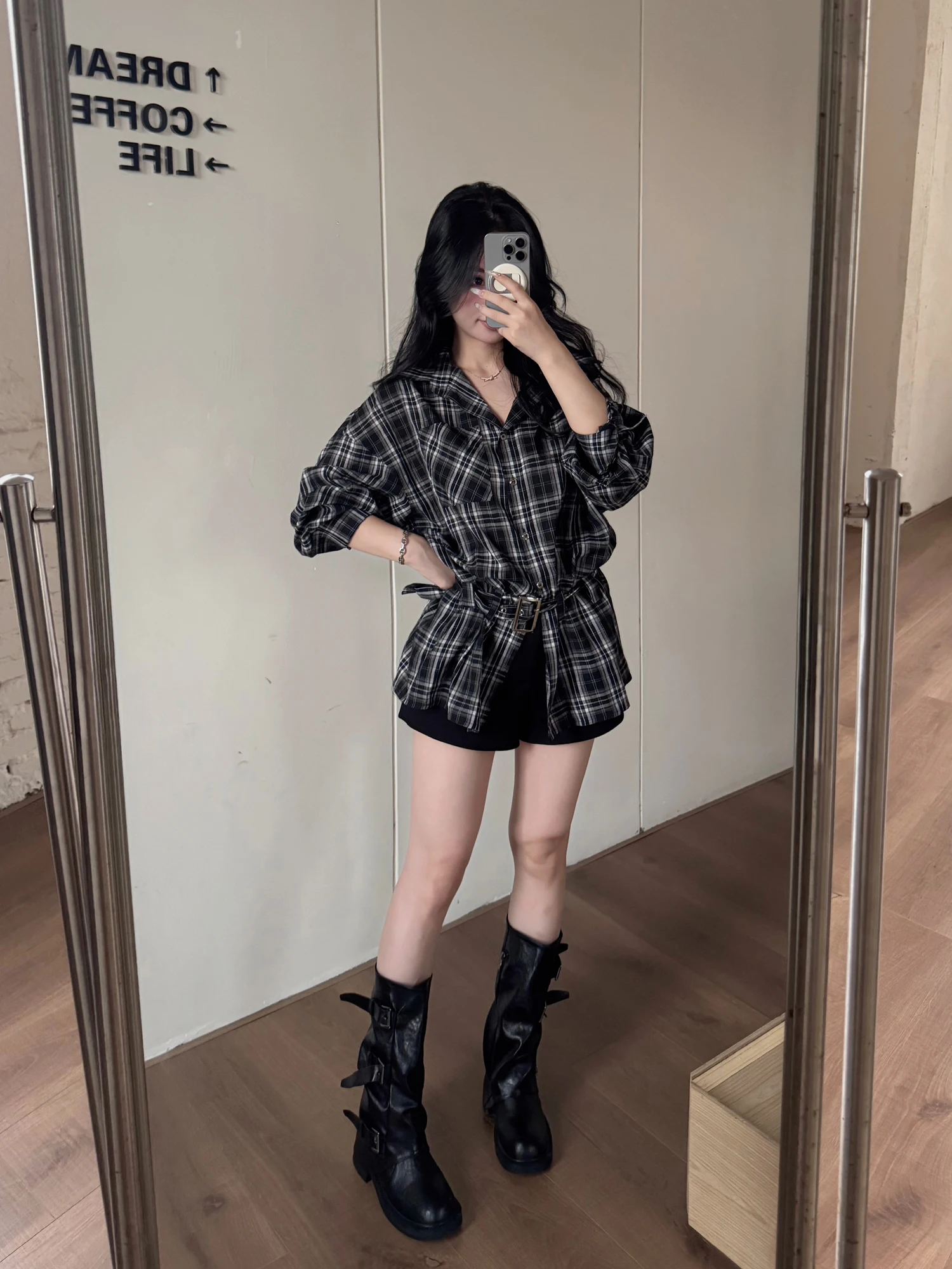 

Классическая клетчатая рубашка с регулируемой талией, приталенного кроя, повседневная, универсальная, тонкая верхняя одежда для женщин, осень 2025, с длинным рукавом, на все сезоны