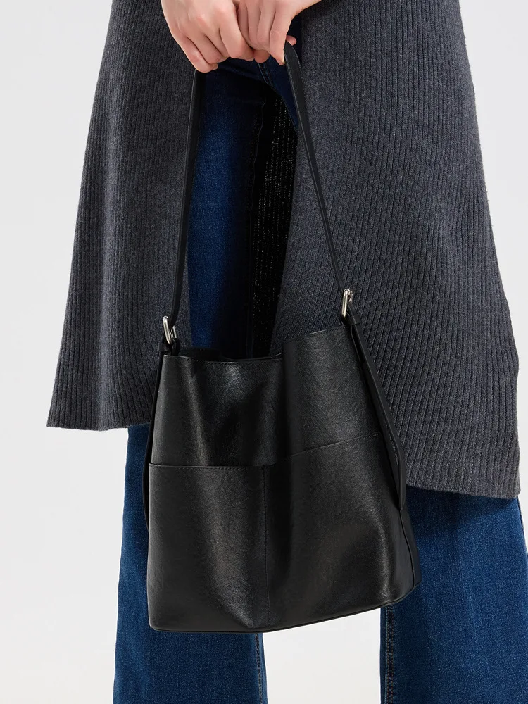 Genuine Leather Large-Capacity Retro Commuter Bucket Bag 2026 New Senior Sense Temperament Cowhide Shoulder Bag / Underarm Bag