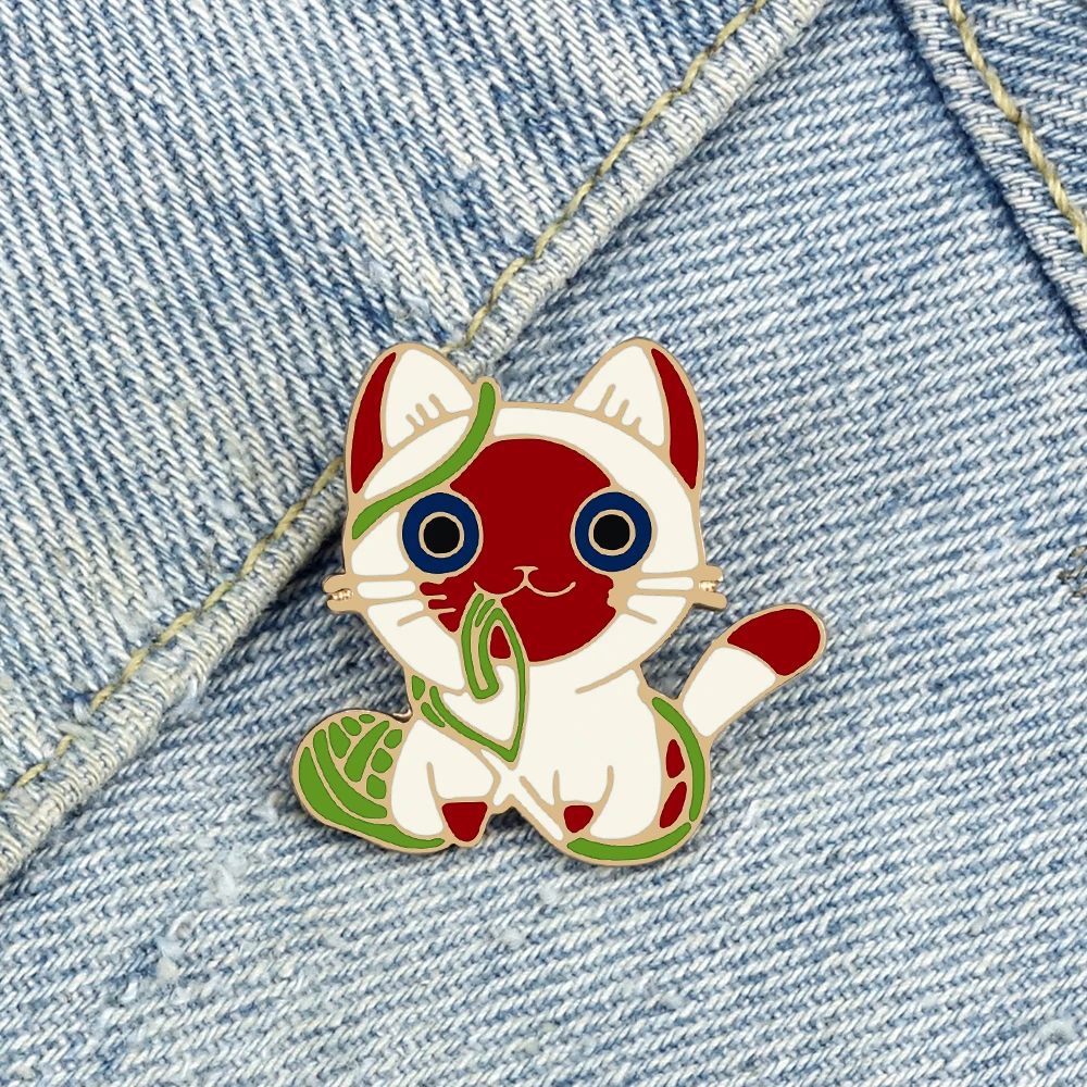 Japanese Style Lucky Cat Lapel Pins Cute Kitten Playing Wool Balls Brooch Cartoon Enamel Badges for Pets Lover Bag Jewelry Gifts