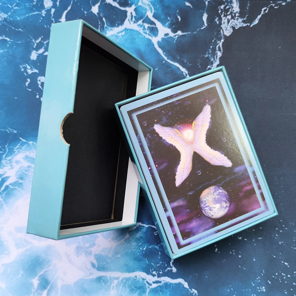 

44-карточные сообщения от Your Angels Oracle Deck, испанское издание — большие карты размером 12x8,7 см с жесткой коробкой премиум-класса и руководством в формате PDF