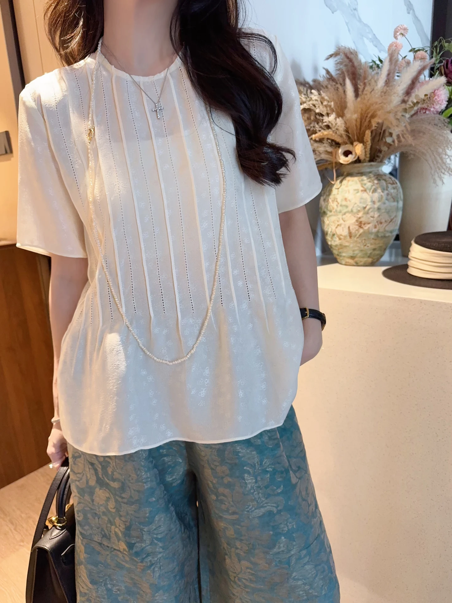 

Elegant Short Sleeve Silk Shirt Pleated Floral Tussah Georgette Light Beige Hollow out Design Traditional Chinese Style Women...