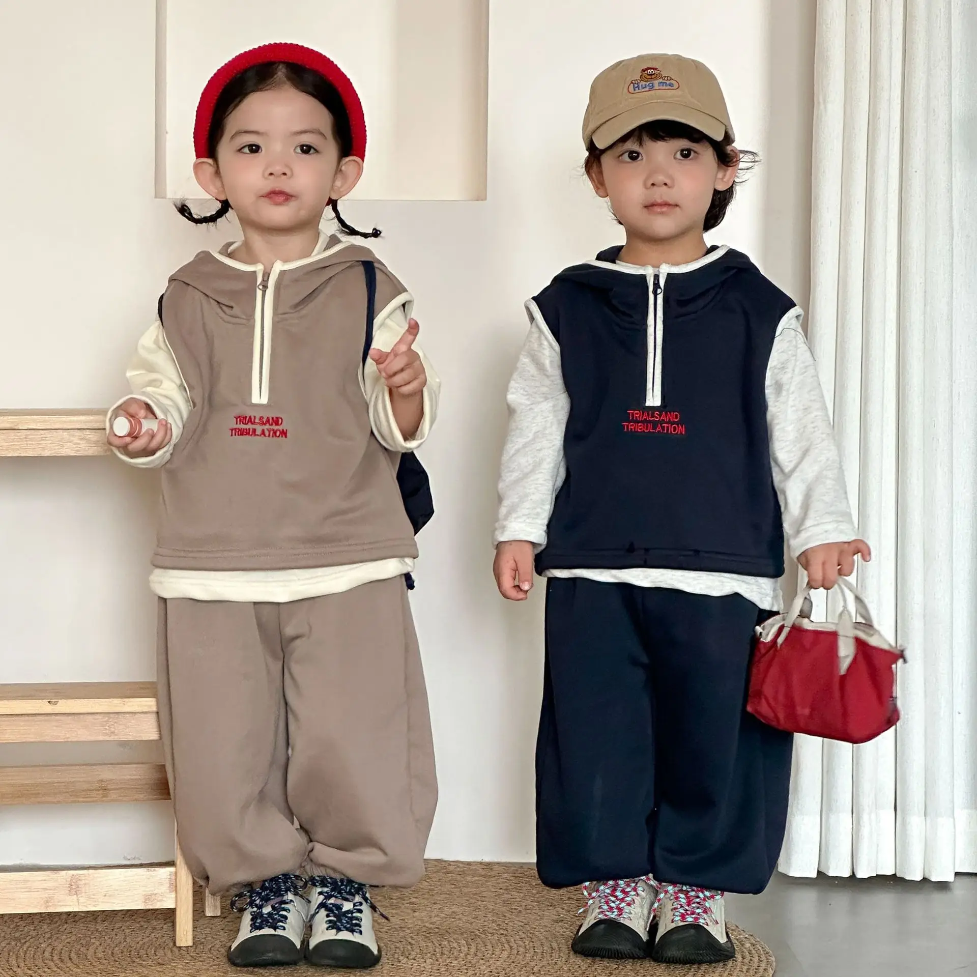 

2026 Весенний новый комплект детской одежды с длинными рукавами, футболки для мальчиков и девочек + жилет с капюшоном + брюки, костюм из 3 предметов, хлопковая детская повседневная одежда