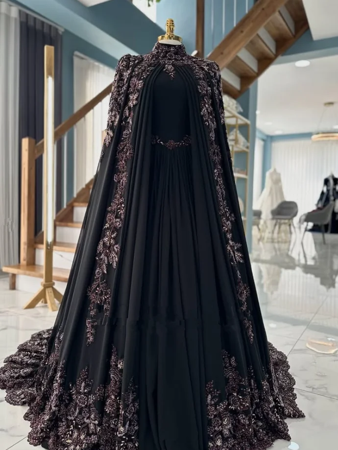 Luxuriöses schwarzes muslimisches Kaftan-Abendkleid mit Cape, langen Ärmeln, Applikationen und hohem Kragen, maßgeschneidert