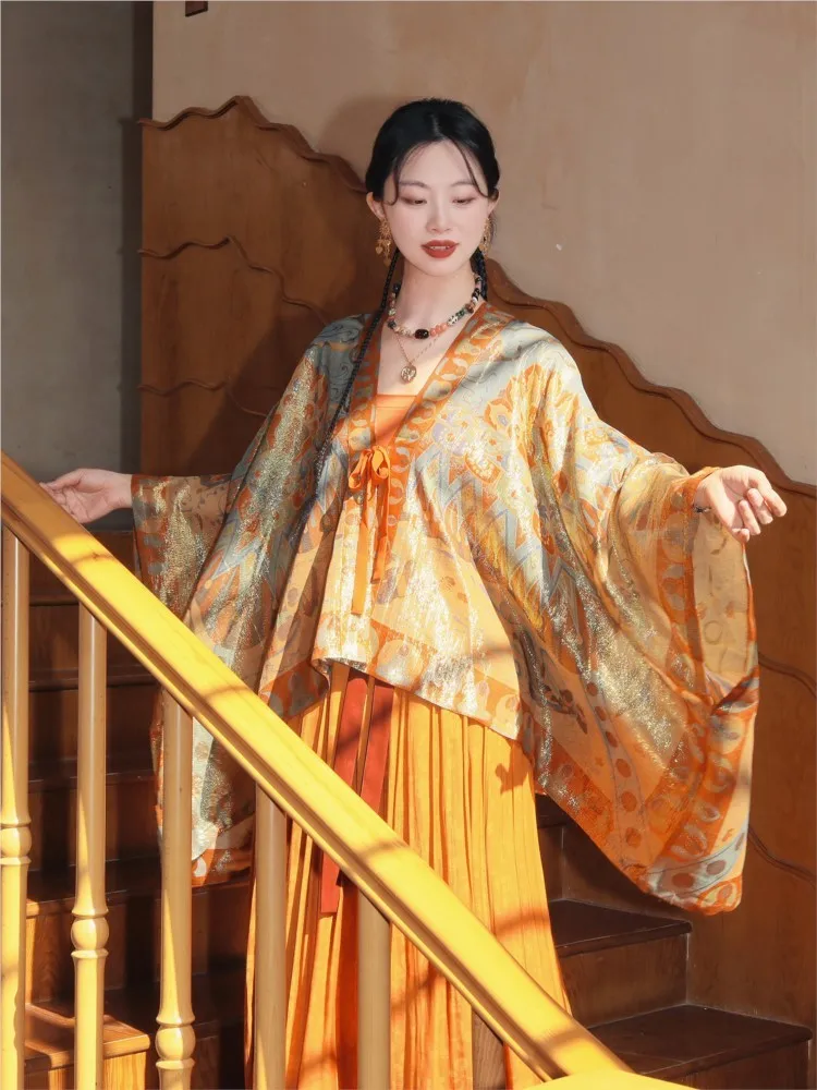 

A new Chinese-style Hanfu top and skirt set made of silk gold with half arms