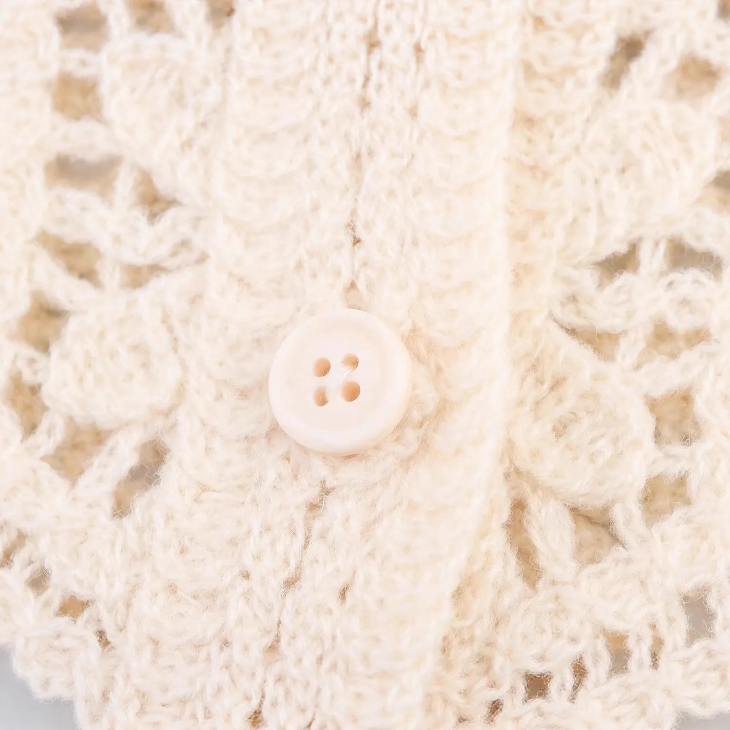 Długi damski sweter-kardigan z dzianiny, ażurowy, falisty, rozpinany, artystyczny, modny płaszcz wierzchni.