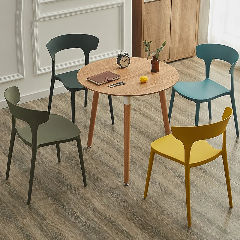 

One table and four chairs to negotiate the combination of tables and chairs is simple and modern