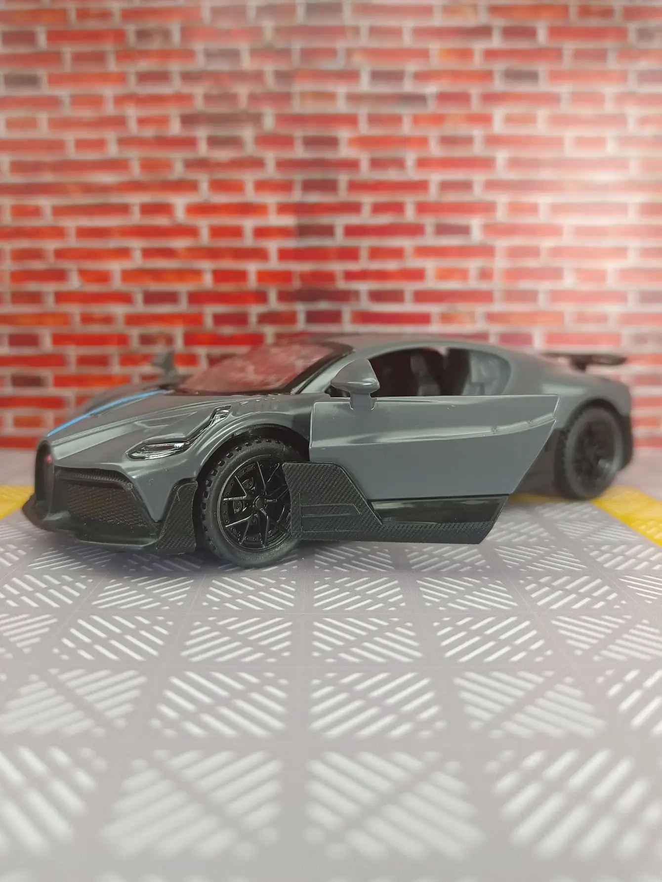 1:32 부가티 디보 합금 레이싱 모델 장식품 음향광학 풀백 더블도어 소년 선물 소리 및 조명 기능 포함