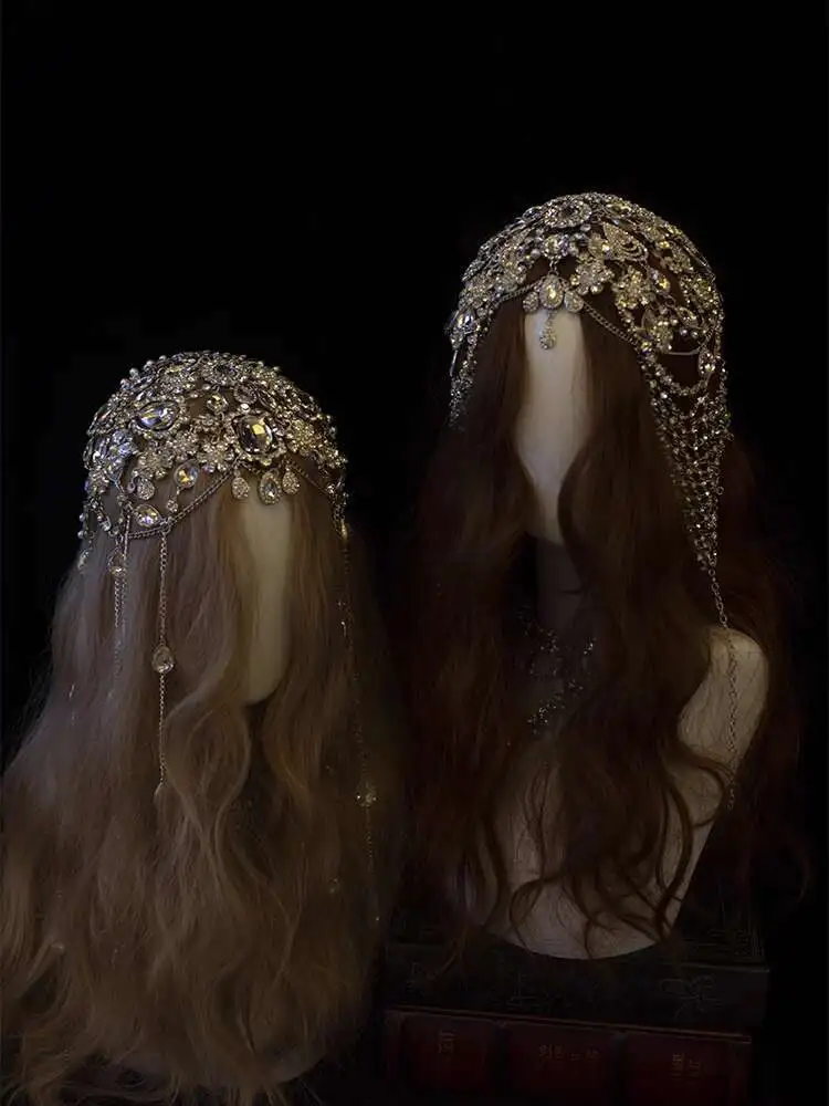 

Экзотический стиль с очаровательным европейско-американским электронным слогом, аксессуары для ночного выступления, преувеличенный головной убор