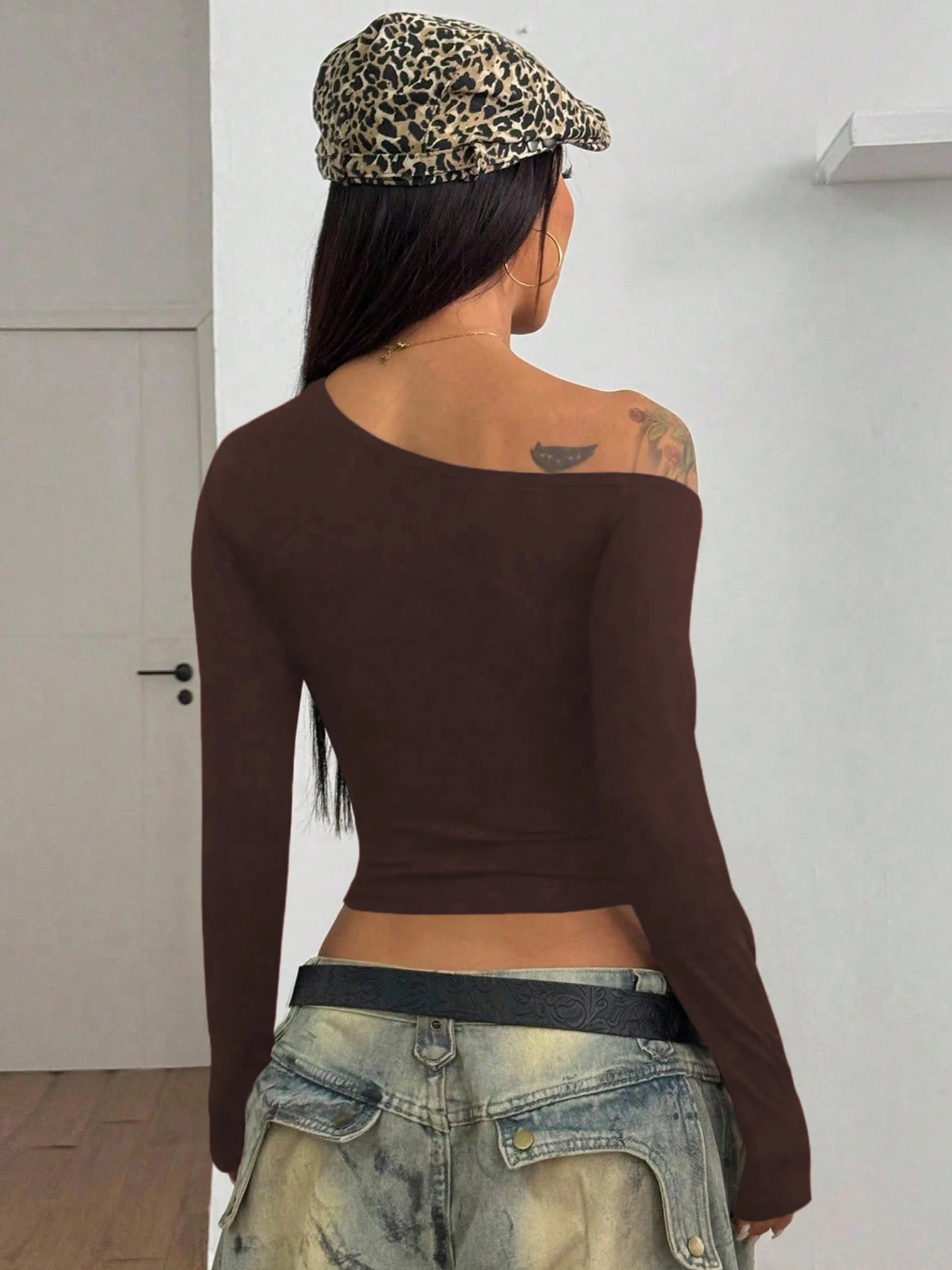 Dulzura الخريف أزياء مثير يميل الكتف طويلة الأكمام عارية الذراعين ثقوب تي شيرت المرأة عارضة تنوعا الشارع نمط الملابس Y2K