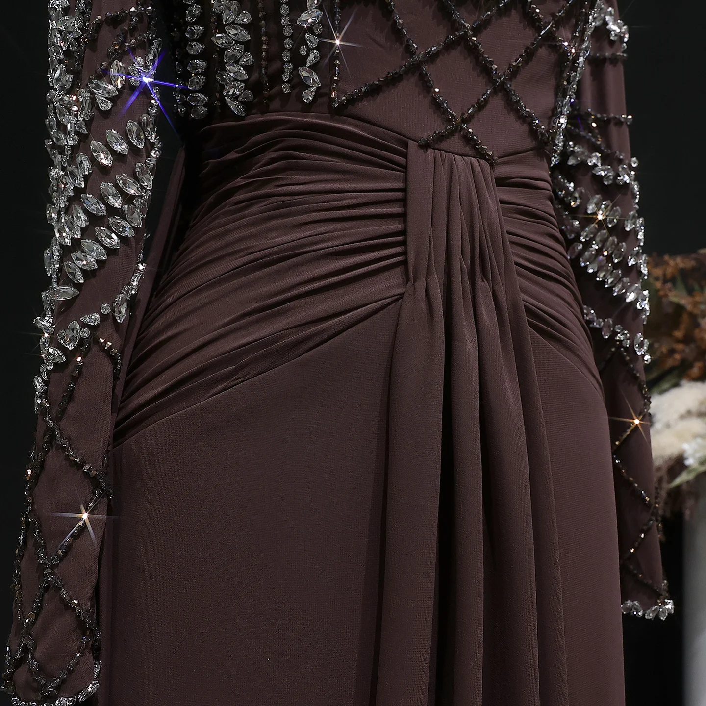 Sharon Said Luxuriöses Abendkleid aus schwerem Kristallbraunem Chiffon mit langen Ärmeln und geraffter Taille, Partykleid für Damen SS402, maßgeschneidert – Detail 9