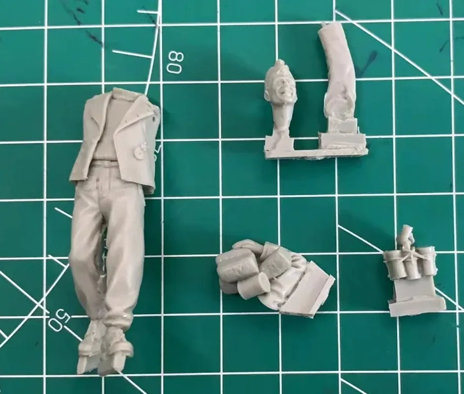 1/35 Scale Resin Figure Model Kit GK Figurine II  Scene Soldiers Moving Wood Self-Assembly Unpainted Three-Dimensional DIY Toy