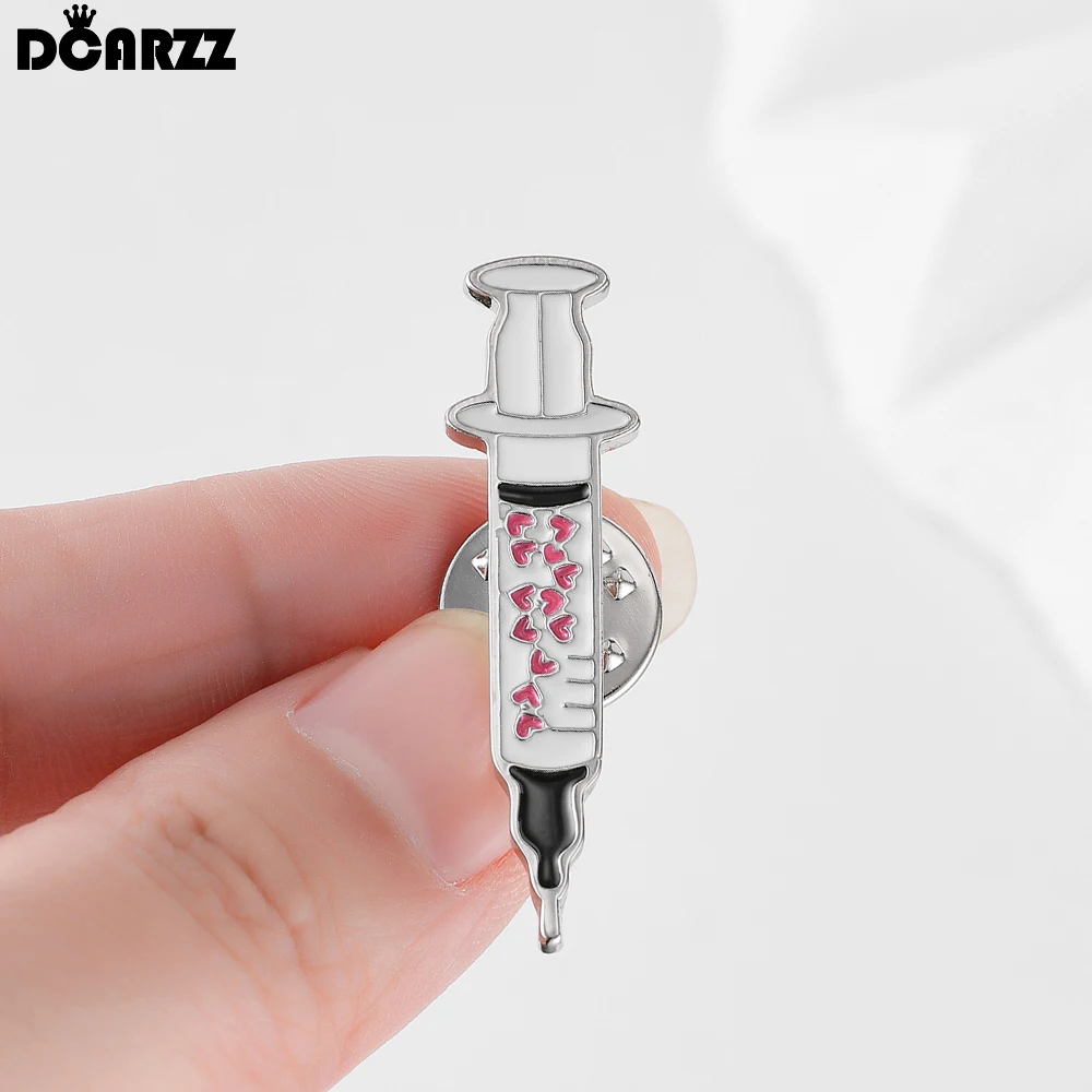 Broche de esmalte DCARZZ con diseño de jeringa médica, pin para flebotomista, departamento de inyecciones, para mochila de médico o enfermera, insignia para cuello o solapa