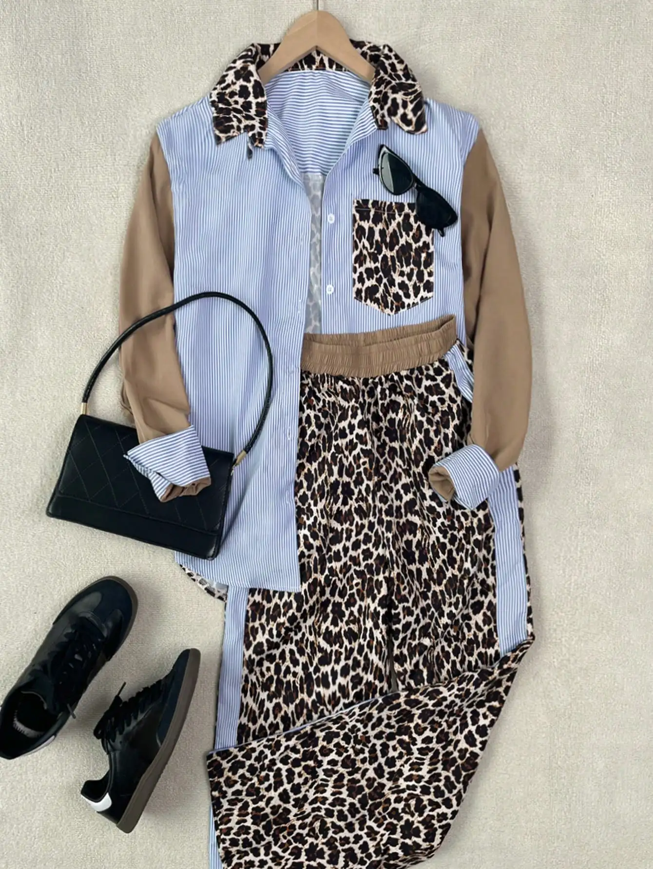 Set da donna in due pezzi larghi con giunture leopardate e strisce blu con top con risvolto e pantaloni a gamba larga, outfit casual autunno inverno