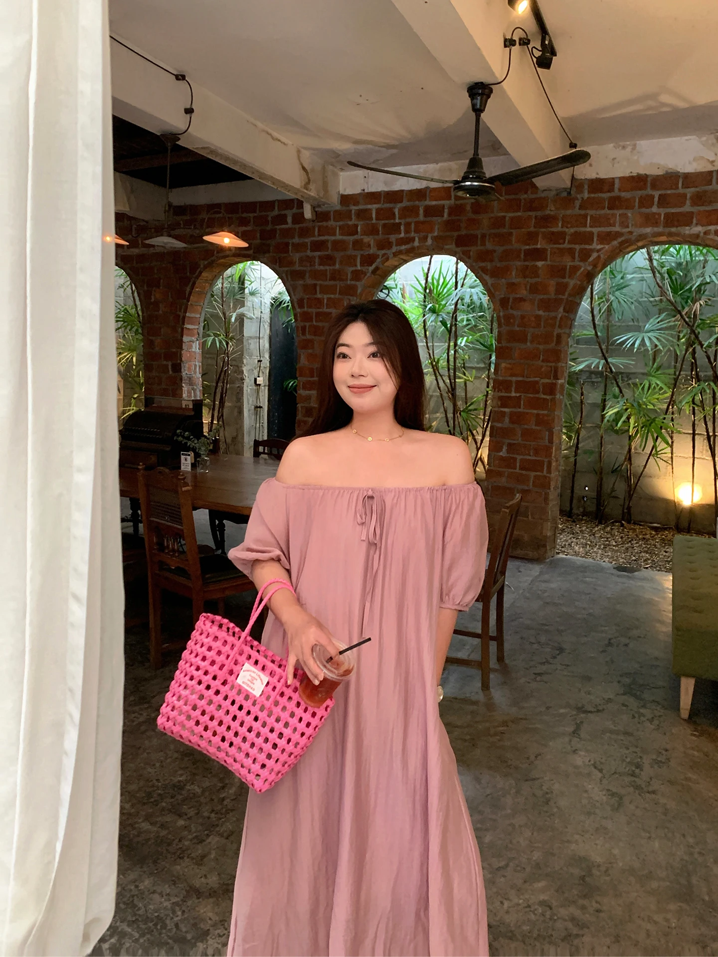 

Платье женское Lin Da Hui розовое на одно плечо, больших размеров, летнее, новая модель, длинное, с рукавами-фонариками, А-силуэт, для прогулок по городу