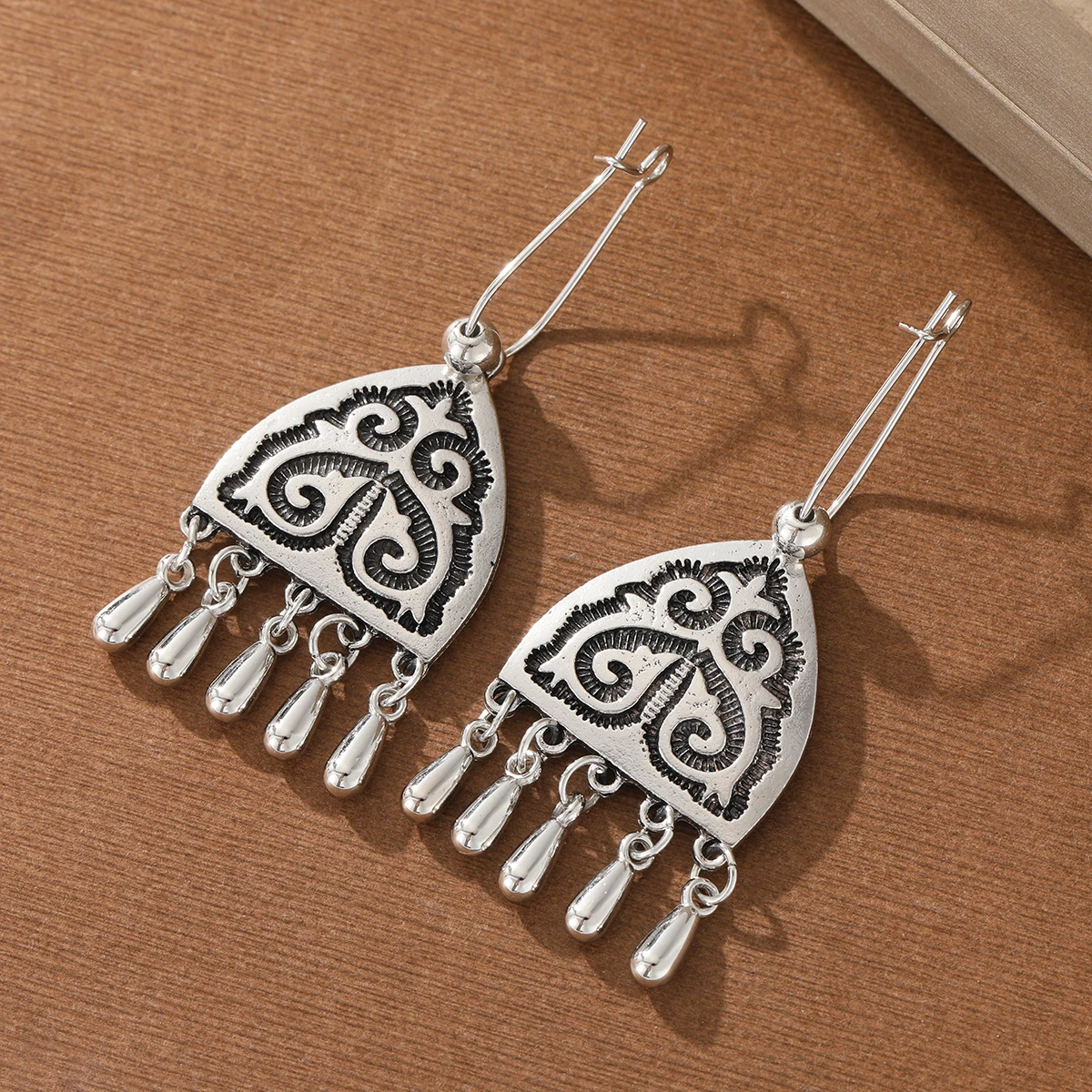 National style triangular carved fringed lady's pendant earrings are suitable for travel and casual wear.