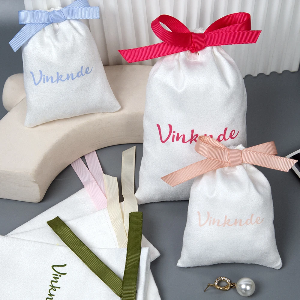 ถุงใส่เครื่องประดับสีขาว 50 ชิ้น/ล็อต ถุงผ้ากำมะหยี่แบบมีเชือกผูก สำหรับใส่ของขวัญ งานแต่งงาน ของตกแต่งคริสต์มาส  รับสกรีนโลโก้