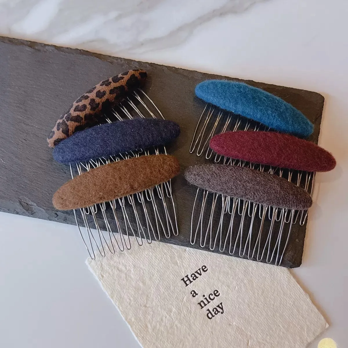 Retro-Stil Filzkamm mit ovalem Metallgestell – für voluminöse Hochfrisuren, Damen-Haaraccessoire – Detail 3