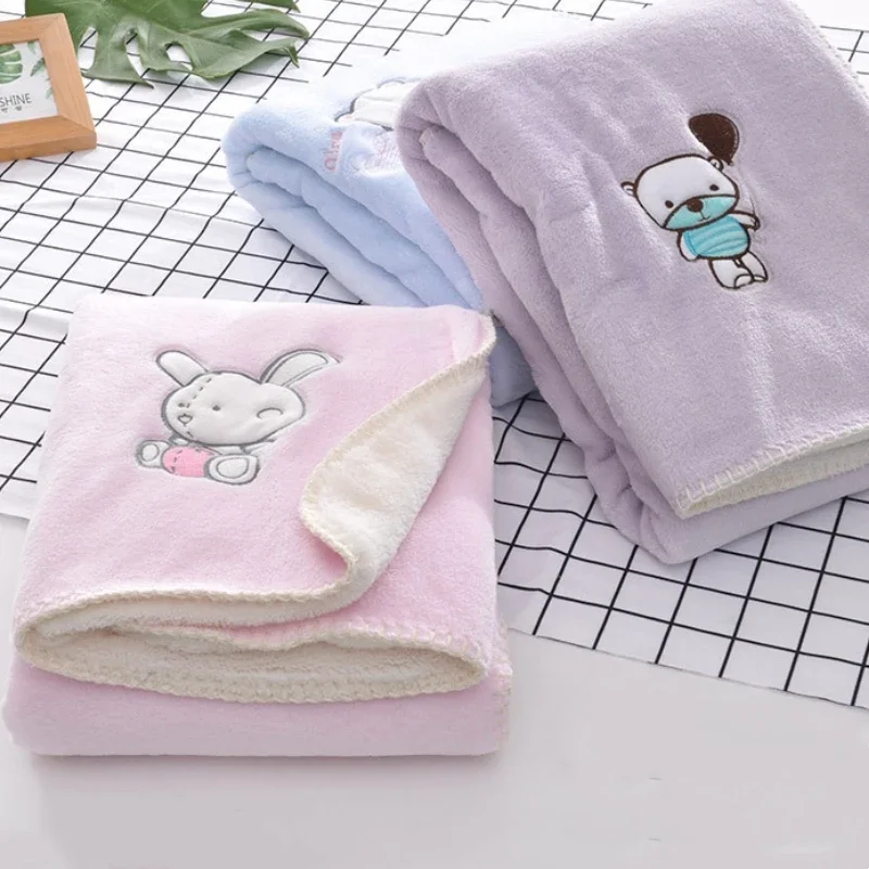 Coperte per neonati Neonato Cartone animato Orso Ricamo Flanella Coperta per bambini Swaddle Wrap Copertura per passeggino per bambini Coperta per bambini Trapunta da letto