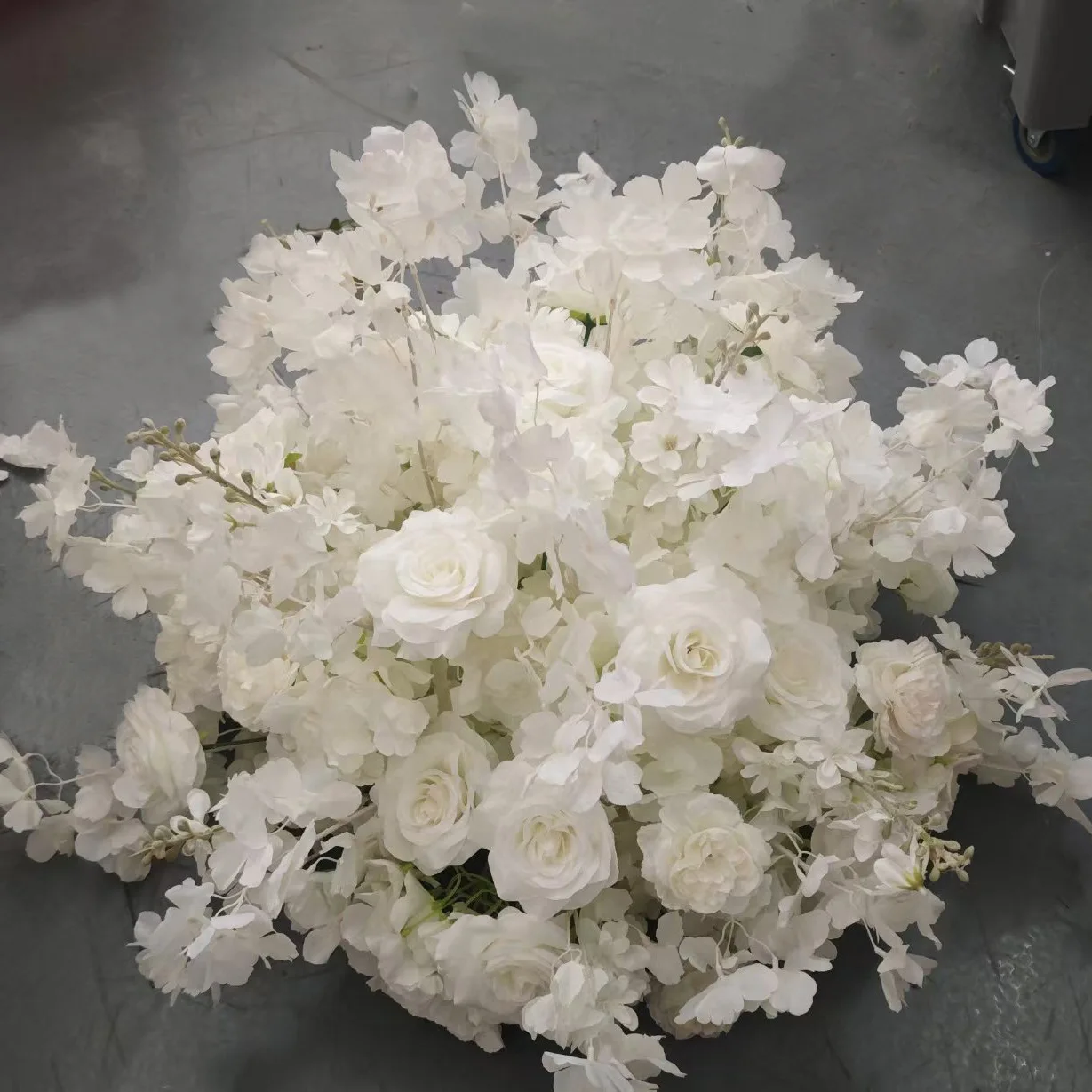 Dreieckiges Blumenarrangement Künstliche Blumen Weiße Rose Delphinium Hochzeitsdekoration Hängende Blumenreihe Tischdekoration Blumen – Detail 7