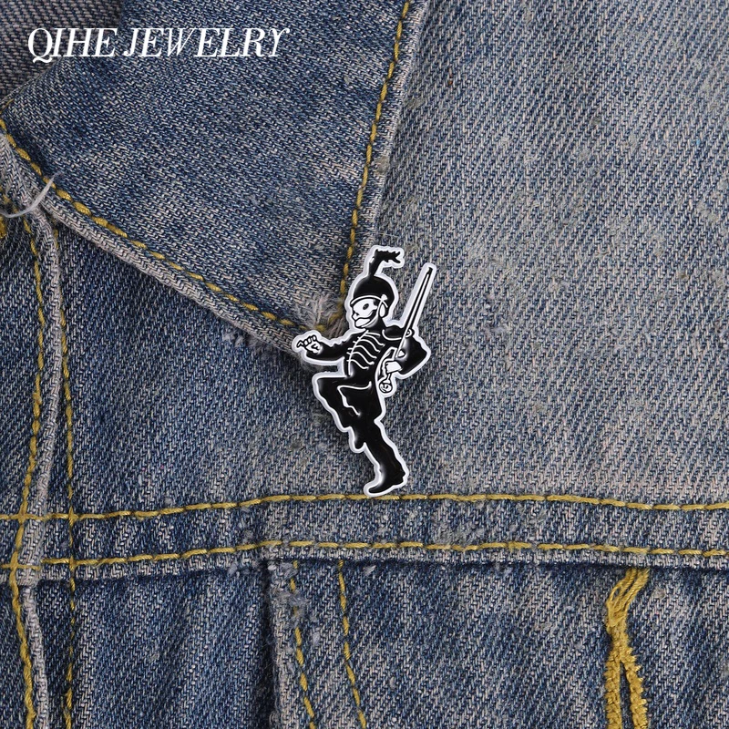 Punk Rock Band Skelett-Soldat Emaille-Anstecknadel Dunkelromantischer Rock Skelett-Soldat Gewehr Broschen Reversnadel Modeschmuck Geschenke
