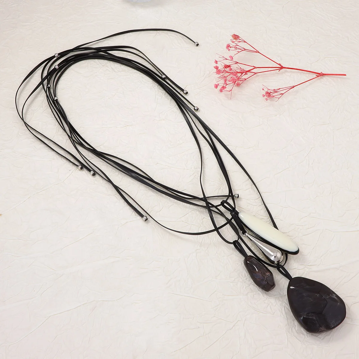 2026 Neue Mode Mehrschichtige 4-teilige Lederband-Halsketten mit Harzstein-Geometrie-Anhängern für Damen – Schmuck-Accessoires – Detail 3